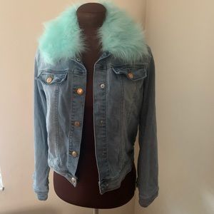 Denim jacket with detachable collar
